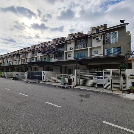 3Storey House 13Pax Family Suite Баян Лепас Екстериор снимка