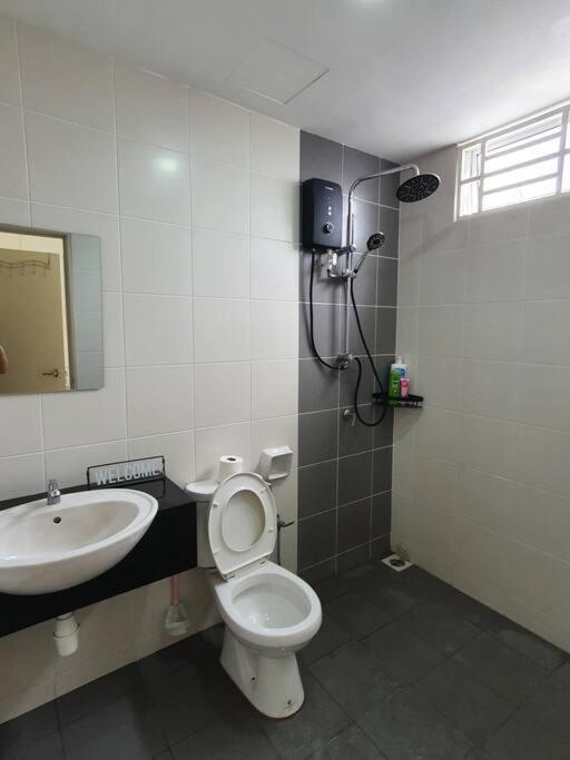 3Storey House 13Pax Family Suite Баян Лепас Екстериор снимка