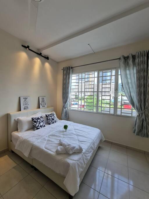 3Storey House 13Pax Family Suite Баян Лепас Екстериор снимка