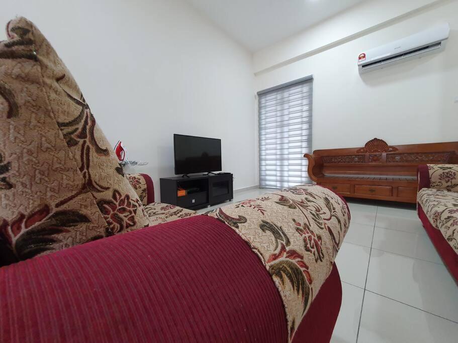 3Storey House 13Pax Family Suite Баян Лепас Екстериор снимка