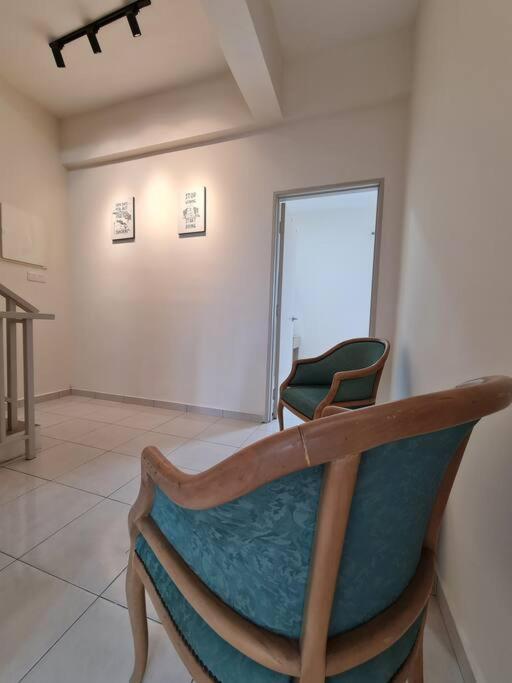 3Storey House 13Pax Family Suite Баян Лепас Екстериор снимка