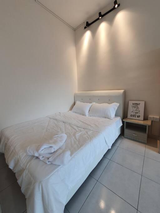 3Storey House 13Pax Family Suite Баян Лепас Екстериор снимка