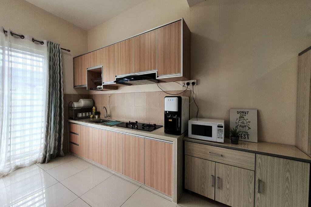 3Storey House 13Pax Family Suite Баян Лепас Екстериор снимка