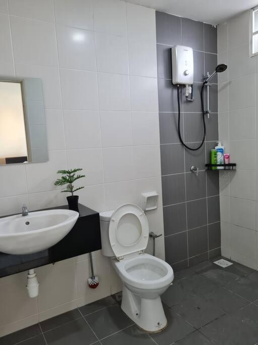 3Storey House 13Pax Family Suite Баян Лепас Екстериор снимка