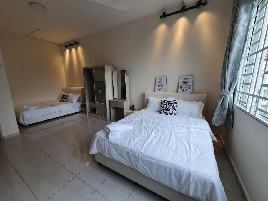 3Storey House 13Pax Family Suite Баян Лепас Екстериор снимка