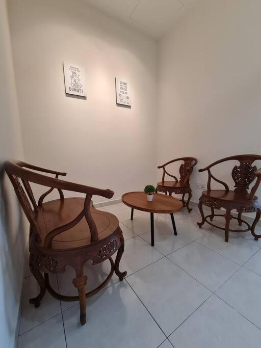 3Storey House 13Pax Family Suite Баян Лепас Екстериор снимка