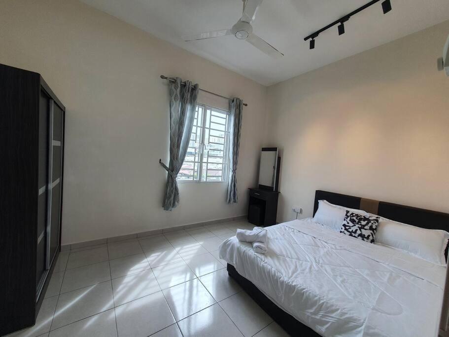 3Storey House 13Pax Family Suite Баян Лепас Екстериор снимка