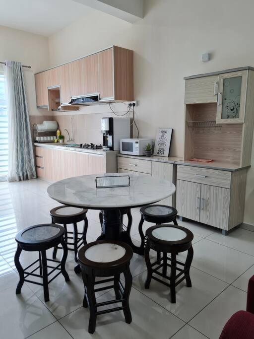 3Storey House 13Pax Family Suite Баян Лепас Екстериор снимка