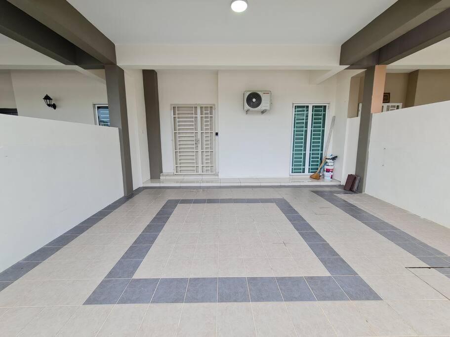3Storey House 13Pax Family Suite Баян Лепас Екстериор снимка