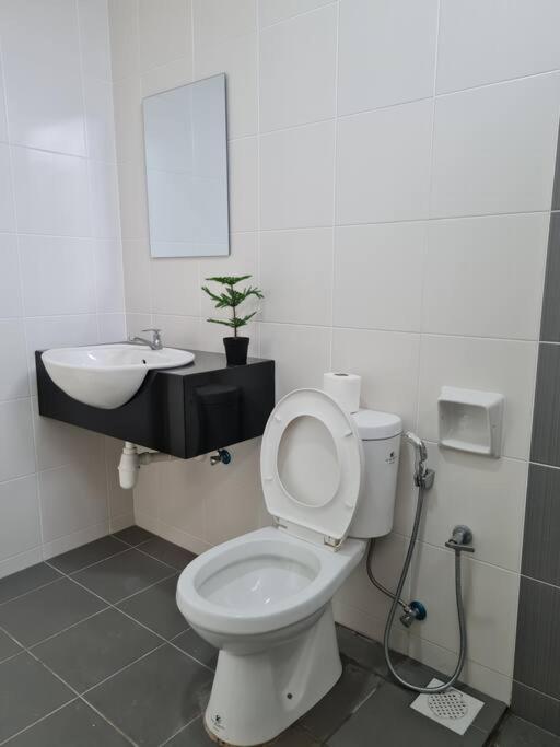 3Storey House 13Pax Family Suite Баян Лепас Екстериор снимка