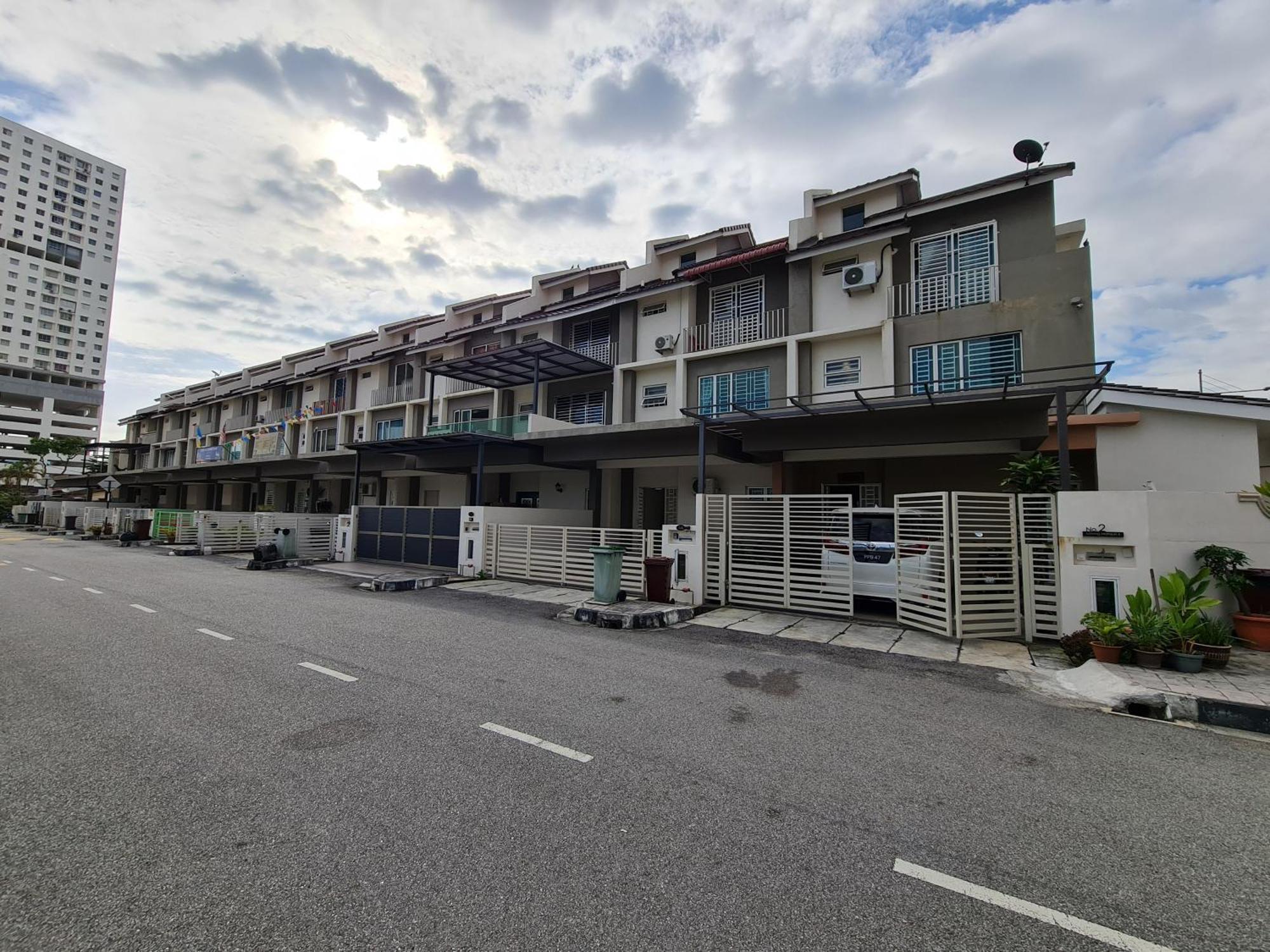 3Storey House 13Pax Family Suite Баян Лепас Екстериор снимка